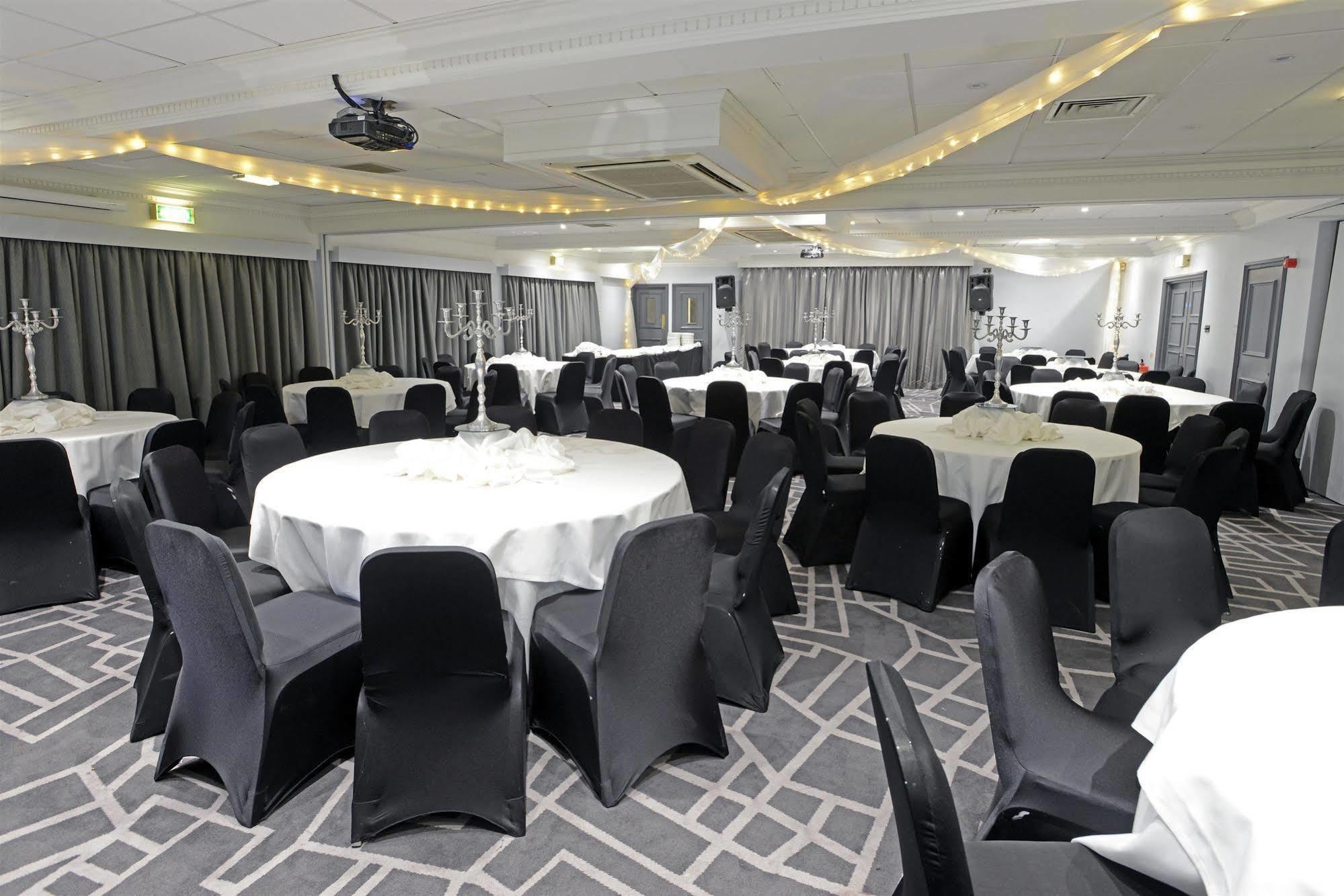 Village Hotel London Watford Elstree Esterno foto